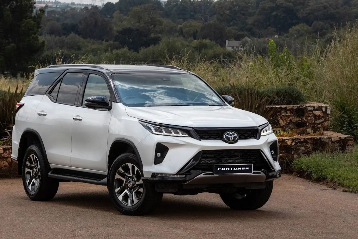 Toyota Fortuner powerful 2.8L diesel engine, 4x4 drive and price starts from 33.43 lakhs