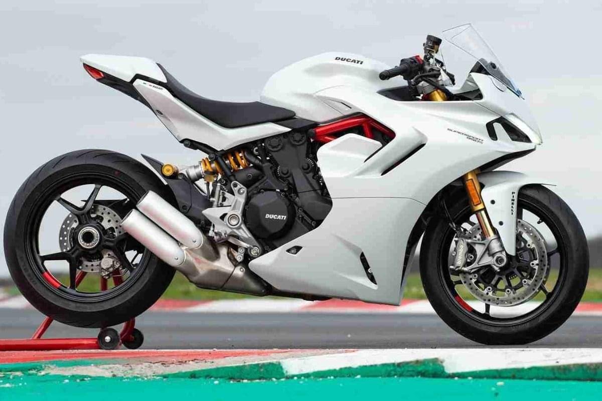 Ducati SUPERSPORT 16.05 Lakh found in 937cc engine and sporty looks